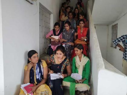 Poll of open education system in Bihar: Graduation students took the exam by sitting on the ladder, park and verandah | बिहार में खुली शिक्षा व्यवस्था की पोल: ग्रेजुएशन छात्रों ने सीढ़ी, पार्क और बरामदे में बैठकर दी परीक्षा Poll of open education system in Bihar: Graduation students took the exam by sitting on the ladder, park and verandah | बिहार में खुली शिक्षा व्यवस्था की पोल: ग्रेजुएशन छात्रों ने सीढ़ी, पार्क और बरामदे में बैठकर दी परीक्षा