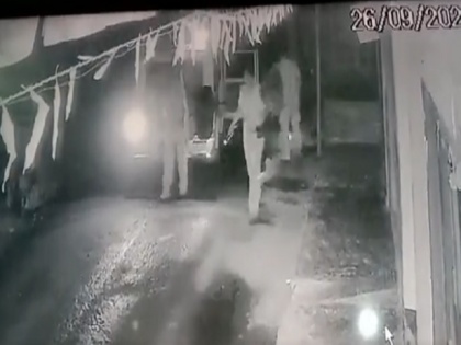 Bihar Bhagalpur night patroling police steels fan kept outside home, video goes viral | भागलपुर: बिहार पुलिस का अजब कारनामा, रात में गश्ती लगा रही टीम घर के बाहर से पंखा उठकर ले गई, CCTV फुटेज दिखाने पर किया वापस