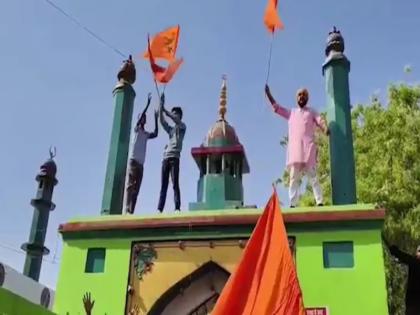 VIDEO: Saffron flag hoisted at the gate of Prayagraj Dargah on Ram Navami, police chased people out on the spot | VIDEO: रामनवमी पर प्रयागराज दरगाह के गेट पर लहराया गया भगवा झंडा, पुलिस ने मौके पर लोगों को बाहर खदेड़ा
