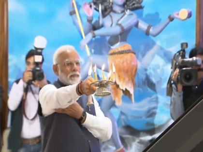 narendra Modi Takes Delhi Metro Ride, Unveils 800kg Bhagavad Gita at ISKCON Temple | पीएम मोदी ने इस्कॉन मंदिर में एक विशाल भगवद्गीता का किया अनावरण, मेट्रो में भी किया सफर