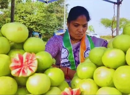 Lonavala Municipal Council Roadside fruit vendor Bhagyashree Jagtap wins defeats BJP candidate by 608 votes From Fruit Cart To Council House | लोनावला नगर परिषदः सड़क किनारे फल बेचने वालीं भाग्यश्री जगताप ने मारी बाजी, बीजेपी प्रत्याशी को 608 वोट से हराया Lonavala Municipal Council Roadside fruit vendor Bhagyashree Jagtap wins defeats BJP candidate by 608 votes From Fruit Cart To Council House | लोनावला नगर परिषदः सड़क किनारे फल बेचने वालीं भाग्यश्री जगताप ने मारी बाजी, बीजेपी प्रत्याशी को 608 वोट से हराया