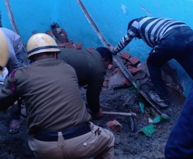 Delhi: under construction building in Bhajanpura area collapsed today, students are feared trapped | दिल्ली के भजनपुरा में कोचिंग सेंटर की बिल्डिंग ढही, 5 छात्रों की मौत