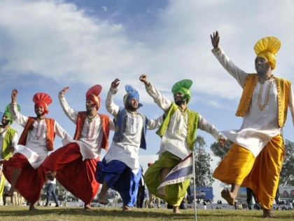 Baisakhi 2019: Popular punjabi songs to celebrate this punjabi festival, share with friends on whatsapp, social media | Baisakhi 2019: बैसाखी के जोश को बढ़ाकर, पैरों को नाचने के लिए मजबूर कर देंगे ये हिट पंजाबी गीत, दोस्तों से भी लिंक करें शेयर