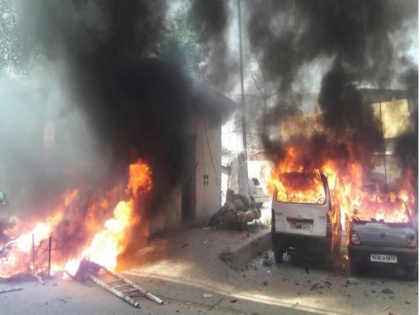 mla and former mla house set on fire in rajasthan karauli over sc st act protest | राजस्थानः SC/ST Act पर नहीं थमी हिंसा, MLA और पूर्व MLA के मकानों को किया आग के हवाले, लगा कर्फ्यू