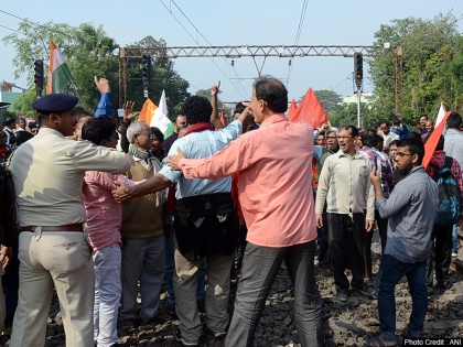 Bharat Bandh: Farmers block rail tracks at 32 places so far, 4 Shatabdi trains canceled | भारत बंद: किसानों ने अब तक 32 जगहों पर रेल पटरियों को किया जाम, 4 शताब्दी ट्रेनें रद्द