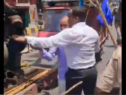 Bharat Bandh 2024 Policeman mistakenly hits Patna SDM with stick during lathicharge watch video | Bharat Bandh 2024: लाठीचार्ज के दौरान पुलिसकर्मी ने गलती से पटना एसडीएम को मारी लाठी, सामने आई वीडियो, देखें