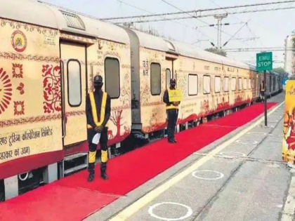 Railways flagged off the country's first private train under Bharat Gaurav scheme 1100 passengers in the first trip | रेलवे ने भारत गौरव योजना के तहत देश की पहली निजी ट्रेन को हरी झंडी दिखाई, पहले ट्रिप में 1100 यात्री हुए सवार, आज पहुंचेगी शिरडी