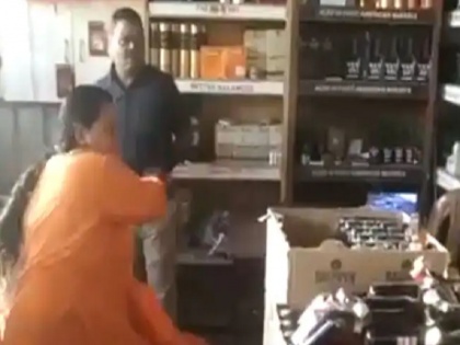 Uma Bharti ransacked the liquor shop, force came on the forehead of Shivraj Sarkar | उमा भारती ने शराब की दुकान में की तोड़फोड़, शिवराज सरकार के माथे पर आया बल, देखिए वीडियो