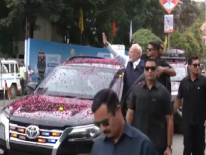 PM Modi Gujarat Visit grand roadshow in Bhavnagar crowds gathered to welcome him watch video | PM Modi Gujarat Visit: भावनगर में पीएम मोदी का भव्य रोड शो, स्वागत में उमड़ी भीड़; देखें वीडियो