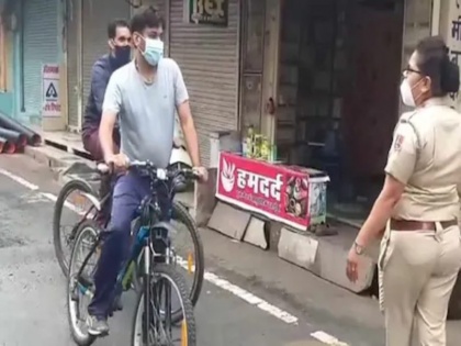 bhilwara collector roaming on cycle in lockdown lady constable stopped him video viral | लॉकडाउन में साइकिल पर घूमने निकले डीएम, महिला कांस्टेबल ने कहा- घर पर रहो भाई, कहां जा रहे हो
