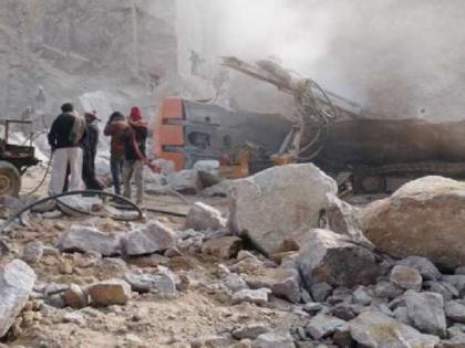 Bhiwani landslide Haryana 2 death 8 to 10 vehicles injured and several were missing | भिवानीः दादम खनन क्षेत्र में भूस्खलन, 2 की मौत, कई और लोगों के मलबे में दबे होने की आशंका Bhiwani landslide Haryana 2 death 8 to 10 vehicles injured and several were missing | भिवानीः दादम खनन क्षेत्र में भूस्खलन, 2 की मौत, कई और लोगों के मलबे में दबे होने की आशंका