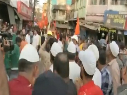 Bhopal Muslims shower flowers n Hanuman Jayanti Procession watch video | ऐसा देश है मेरा! हनुमान जयंती शोभायात्रा पर मुस्लिम समुदाय के लोगों ने बरसाए फूल, भोपाल से आया दिल जीतने वाला वीडियो, देखें