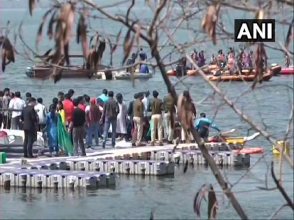 Madhya Pradesh: 8 people, including IPS officers rescued after boat capsized in Badi Jheel in Bhopalमध्य प्रदेश के भोपाल की बड़ी झील एक नाव हादसा हो गया। भारतीय पुलिस सेवा (आईपीएस) के अधिकारियों समेत कुछ लोगों से भरी एक नाव झील में पलट गई। दरअसल, भोपाल मे | मध्य प्रदेश: IAS अधिकारियों समेत 8 लोगों से भरी नाव भोपाल की बड़ी झील में पलटी