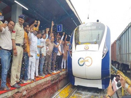 Bhopal-Indore Vande Bharat train greeted with celebration reaching Ujjain flagged off by PM Modi | भोपाल-इंदौर वंदे भारत ट्रेन का उज्जैन पहुंचने पर जश्न के साथ स्वागत, पीएम मोदी ने हरी झंडी दिखाकर किया था रवाना