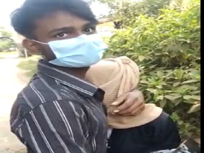 MP Bhopal Woman forced to remove burqa video viral criticism on social media | वीडियो: मध्य प्रदेश में युवती से बदसलूकी, स्कूटी पर युवक संग घूम रही थी, लोगों ने जबरन बुर्का उतरवाया
