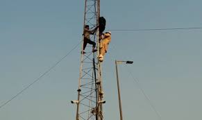 Madhya Pradesh bhopal cm shivraj singh Young woman climbed polytechnic tower CM House search justice | भोपालः न्याय की तलाश में सीएम हाउस के सामने पॉलिटेक्निक टावर पर चढ़ी युवती, जानिए मामला