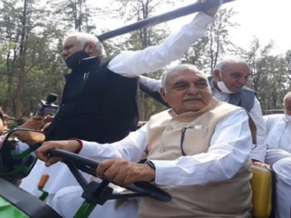 Haryana: Congress protest against inflation, Bhupinder Singh Hooda reached assembly on tractor | हरियाणा: कांग्रेस का महंगाई के खिलाफ प्रदर्शन, ट्रैक्टर पर बैठकर विधानसभा पहुंचे भूपेंद्र सिंह हुड्डा, विधायकों ने रस्सी से खींचा