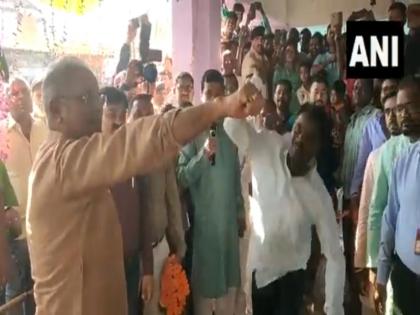 Chhattisgarh CM Bhupesh Baghel getting whipped sota as part of a ritual on the occasion of Gauri-Gaura Puja in Durg | वीडियोः छत्तीसगढ़ सीएम के हाथ पर शख्स ने मारे एक के बाद एक पांच सोंटे, भूपेश बघेल ने जोड़े हाथ, जानें क्यों किया ऐसा?
