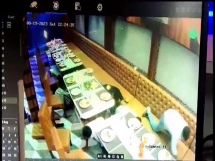 Miscreants fired at restaurant in Muzaffarpur Bihar incident captured in CCTV | बिहार के मुजफ्फरपुर में बदमाशों ने रेस्टोरेंट में की फायरिंग, सीसीटीवी में कैद हुई वारदात Miscreants fired at restaurant in Muzaffarpur Bihar incident captured in CCTV | बिहार के मुजफ्फरपुर में बदमाशों ने रेस्टोरेंट में की फायरिंग, सीसीटीवी में कैद हुई वारदात