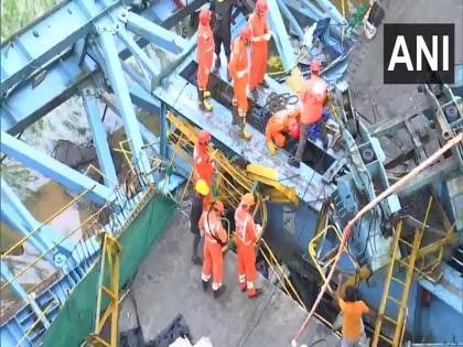 Big accident Thane Maharashtra 15 people died due to falling crane and slab many injured | महाराष्ट्र के ठाणे में हुआ बड़ा हादसा, क्रेन और स्लैब के गिरने से 15 लोगों की हुई मौत, कई घायल