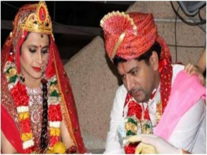 Bigg Boss fame Ashutosh Kaushik gets married to fiance Arpita amid lockdown | VIDEO: लॉकडाउन के बीच बिग बॉस 2 के विनर ने लिए सात फेरे, घर की छत पर ही कर ली शादी Bigg Boss fame Ashutosh Kaushik gets married to fiance Arpita amid lockdown | VIDEO: लॉकडाउन के बीच बिग बॉस 2 के विनर ने लिए सात फेरे, घर की छत पर ही कर ली शादी