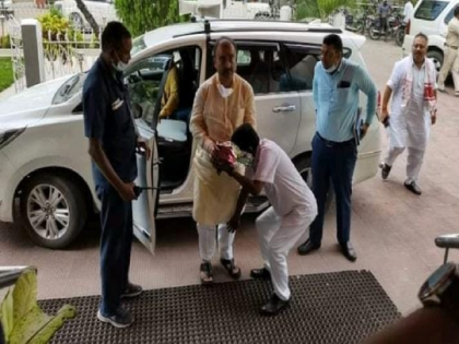 Gopalganj Civil surgeon dr yogendra mahto touches feet Bihar Health Minister Mangal Pandey photo goes viral | गोपालगंजः सिविल सर्जन ने छूए बिहार के स्वास्थ्य मंत्री मंगल पांडेय के पैर, फोटो वायरल