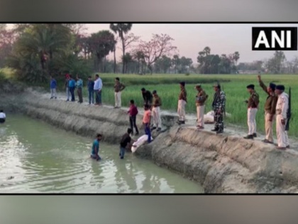 liquor hidden in Bihar village pond Amidst preparations for the celebration of Holi the police caught a large consignment in the raid | बिहार में शराब से भरा तालाब! होली के जश्न की तैयरियों के बीच पुलिस ने छापेमारी में पकड़ी बड़ी खेप