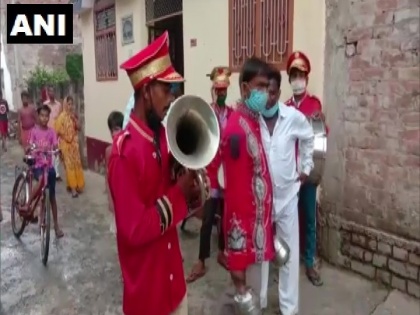 Bihar patna cm nitish kumar unique method Police reaching the house of absconding criminals | बिहार पुलिस का नायाब तरीका, फरार अपराधियों के घर पर सीधा बैंड, बाजा, बारात लेकर पहुंच रही है...