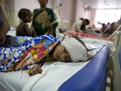 bihar Doctor's negligence 12 year girls dead body carried on her shoulder | बिहार: डॉक्टरों की लापरवाही ने ली 12 साल की मासूम बच्ची की जान, कंधे पर लादकर ले गए शव