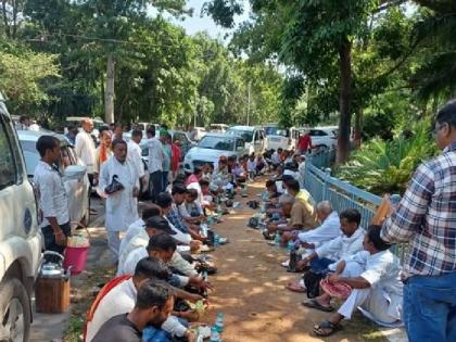 Bihar Assembly Elections 2025 Lalu-Rabri residence is filled with ticket-seeking workers and leaders with food and drinks being distributed on street | टिकट की चाहत के साथ टिकट कटवाने वाले कार्यकर्ताओं-नेताओं से पटा लालू-राबड़ी आवास, सड़क पर ही हो रहा खाना-पीना