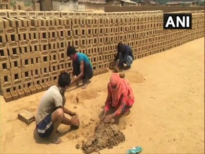 4 women laborers died due to falling brick kiln wall in maner thana area bihar condition of half a dozen critical | बिहार: ईंट भट्टे की दीवार गिरने 4 महिला मजदूरों की हुई दर्दनाक मौत, आधा दर्जन की स्थिति गंभीर
