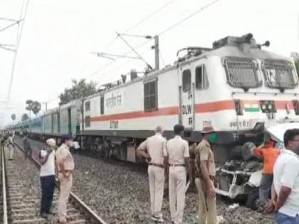 in Bihar Patna-Gaya section car crossing railway tracks 2 car passengers killed | बिहारः पटना-गया सेक्शन रेलवे ट्रैक पार कर रही कार को ट्रेन ने कुचला, दो लोगों की मौत