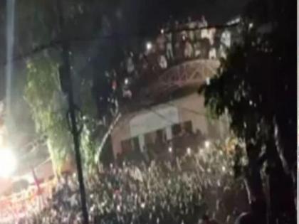While watching Mahaveeri procession in Chhapra, the balcony filled with crowd collapsed, about 100 people injured, Watch | VIDEO: छपरा में महावीरी जुलूस को देखते समय भरभराकर गिरी भीड़ से गदागद बालकनी, करीब 100 लोग घायल