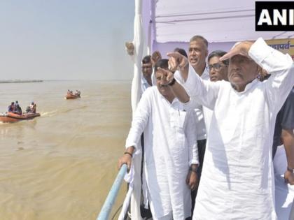 bihar nitish kumar boat collided with jp setu pillar during inspection of chhath ghats | बिहारः छठ घाटों के निरीक्षण के दौरान जेपी सेतु के खंभे से टकराई नीतीश कुमार की नाव, बाल-बाल बचे