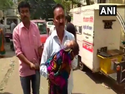 Patna Medical College Allegedly Denied stretcher father carries his child in arms with an oxygen cylinder | पटना: अस्पताल की 'बेरहमी', गोद में नवजात, ऑक्सीजन सिलेंडर के साथ बेबस पिता की तस्वीर तोड़ देगी दिल