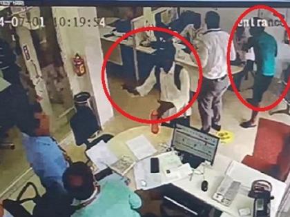 Sheikhpura Bank Robbery Loot of Rs 5000000 Bank employees taken hostage pistol point, CCTV cameras searched | Sheikhpura Bank Robbery: 5000000 रुपए की लूट, बैंक कर्मियों को पिस्टल की नोक पर बंधक बनाया, सीसीटीवी कैमरे को खंगाला Sheikhpura Bank Robbery Loot of Rs 5000000 Bank employees taken hostage pistol point, CCTV cameras searched | Sheikhpura Bank Robbery: 5000000 रुपए की लूट, बैंक कर्मियों को पिस्टल की नोक पर बंधक बनाया, सीसीटीवी कैमरे को खंगाला