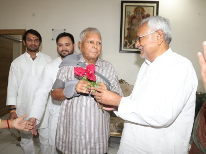 Bihar CM Nitish Kumar meet RJD chief Lalu Prasad Yadav in Patna rabri devi Tejashwi yadav and Tej Pratap yadav present pic viral | पटना: राजद प्रमुख लालू यादव से मिले सीएम नीतीश, उपमुख्यमंत्री तेजस्वी और मंत्री तेज प्रताप भी मौजूद, फोटो वायरल