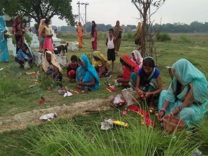 Bihar: superstition spread in the coronary period, women are being driven away by corona virus by the flower of nine cloves, nine laddus and nine blows | बिहार: कोरोनाकाल में फैला अंधविश्वास, नौ लौंग-नौ लड्डु-नौ उडहल के फूल से महिलाएं भगा रही हैं कोरोना वायरस
