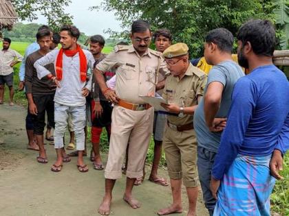 Siwan eccentric son in law killed his wife mother-in-law and father-in-law sharp weapon jewelery kept in the house | सीवानः सनकी दामाद ने पत्नी, सास और ससुर को धारदार हथियार से काट डाला, घर में रखे जेवर लेकर फरार Siwan eccentric son in law killed his wife mother-in-law and father-in-law sharp weapon jewelery kept in the house | सीवानः सनकी दामाद ने पत्नी, सास और ससुर को धारदार हथियार से काट डाला, घर में रखे जेवर लेकर फरार