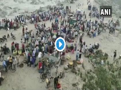 Coronaviru outbreak People taking Corona virus still lightly avoid social distancing flock of people will be shocked you see this video | कोरोना वायरस को अब भी हल्के में ले रहे लोग, उड़ा रहे सोशल डिस्टेंसिंग की धज्जियां, लोगों के झुंड का यह वीडियो देख चौंक जाएंगे आप