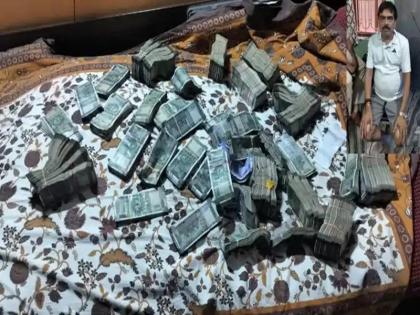 Bihar: Engineer's wife burnt bundles of notes before raid by Economic Offences Unit, team recovered them | Bihar: आर्थिक अपराध इकाई के द्वारा छापेमारी से पहले अभियंता की पत्नी ने जला डाले नोटों के बंडल, टीम ने किया बरामद