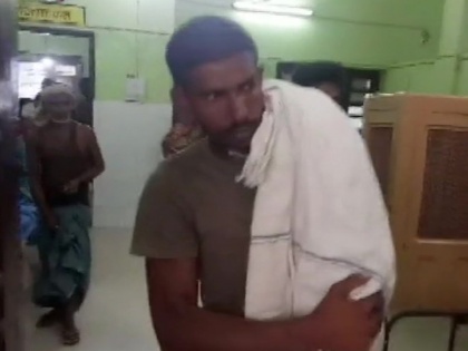 Bihar: Man carries body of his child on his shoulders allegedly due to unavailability of ambulance | बिहार: अस्पताल ने नहीं दिया शव वाहन, मृत बेटे को कंधे पर ले जाने को मजबूर हुआ पिता