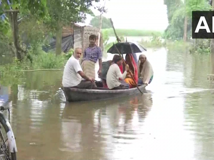 Bihar patna cm nitish kumar weather Flood corona 17 people dead rail service stopped | बिहार में कोरोना के साथ बाढ़ः लोग बेहाल, अब तक 17 लोगों की मौत, रोकनी पड़ी रेल सेवा, नदियां उफान पर