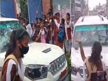 Bihar Girl Students Vandalise SUV Of Education Officer In Vaishali District In Protest Against Lack Of Facilities | Video: बिहार के एक सरकारी स्कूल में सुविधाओं की कमी के विरोध में छात्राएं हुई हिंसक, शिक्षा अधिकारी की गाड़ी में की तोड़फोड़