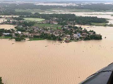 Bihar Flood: IAF Air Command deployed helicopters at Darbhanga to provide relief to flood affected victims in Darbhanga, Sitamarhi and Madhubani | बिहार बाढ़: पीड़ितों को राहत सामग्री पहुंचाने के लिए दरभंगा में IAF के दो हेलीकॉप्टर तैनात, मरने वालों का आंकड़ा पहुंचा 177