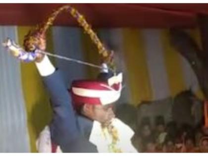 saran swayamvara Satyug in Kaliyuga groom broke bow of Shiva girl put jaymal bihar | बिहारः कलियुग में सतयुग की कहानी, दूल्हे ने शिव धनुष तोड़ा, कन्या ने जयमाला डाला saran swayamvara Satyug in Kaliyuga groom broke bow of Shiva girl put jaymal bihar | बिहारः कलियुग में सतयुग की कहानी, दूल्हे ने शिव धनुष तोड़ा, कन्या ने जयमाला डाला