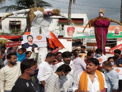 sushant singh rajput Death case karni sena protest against CM Uddhav thackeray and NCP | सुशांत केस: CM ठाकरे और शरद पवार के खिलाफ बिहार में सड़कों पर उतरी करणी सेना, NCP कार्यालय में तोड़फोड़
