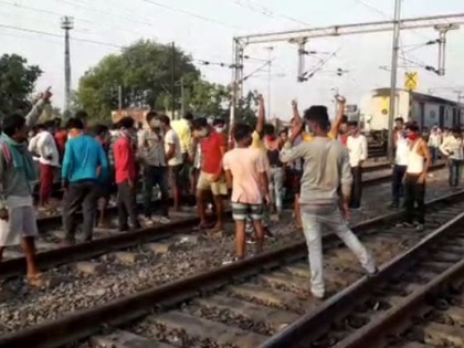 Workers special train stopped at 10 hours outside, stale food and no water in toilet, workers shouted slogans against CM Nitish on the track | श्रमिक स्पेशल ट्रेन को 10 घंटे आउटर पर रोका, बासी खाना व शौचालय में पानी नहीं, तो मजदूरों ने CM नीतीश के खिलाफ ट्रैक पर की नारेबाजी