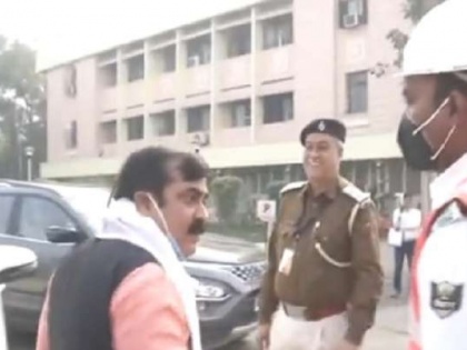 'SP, DM ke liye humko rokogey...hum sirkar hain' Bihar Labour Resources Minister Jivesh Mishra loses cool police stops SUV see video | 'एसपी, डीएम के लिए हमको रोकेंगे... हम सरकार हैं', बिहार के श्रम संसाधन मंत्री जीवेश मिश्रा भड़के, देखें वीडियो