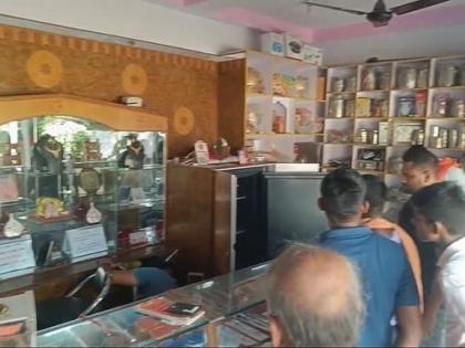 Bihar News Jewellery worth Rs 20 lakhs looted 2 bikes and 6 miscreants entering shop threatened gun fled gold silver jewellery | Bihar News: 20 लाख रुपए के जेवर लूटे?, 2 बाइक और 6 बादमाश, दुकान में घुसते ही हथियार तानकर धमकाया और सोने-चांदी जेवरात समेट फरार